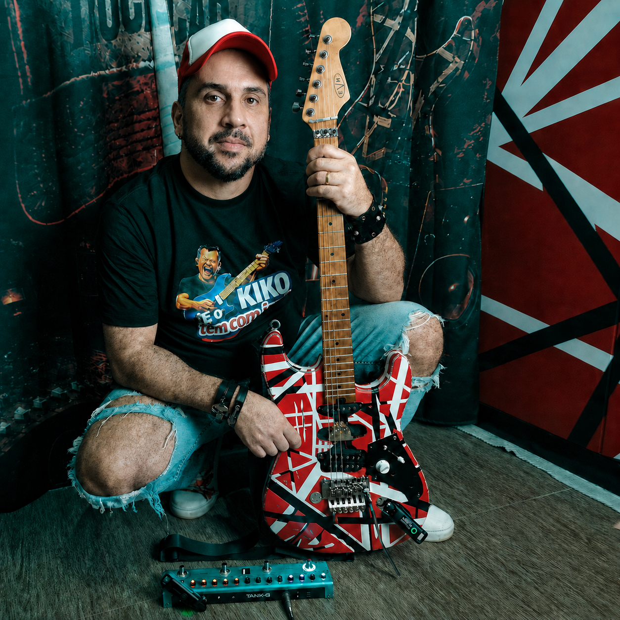 Samuel de Azevedo com sua guitarra Frankstrat e a pedaleira Tank-G